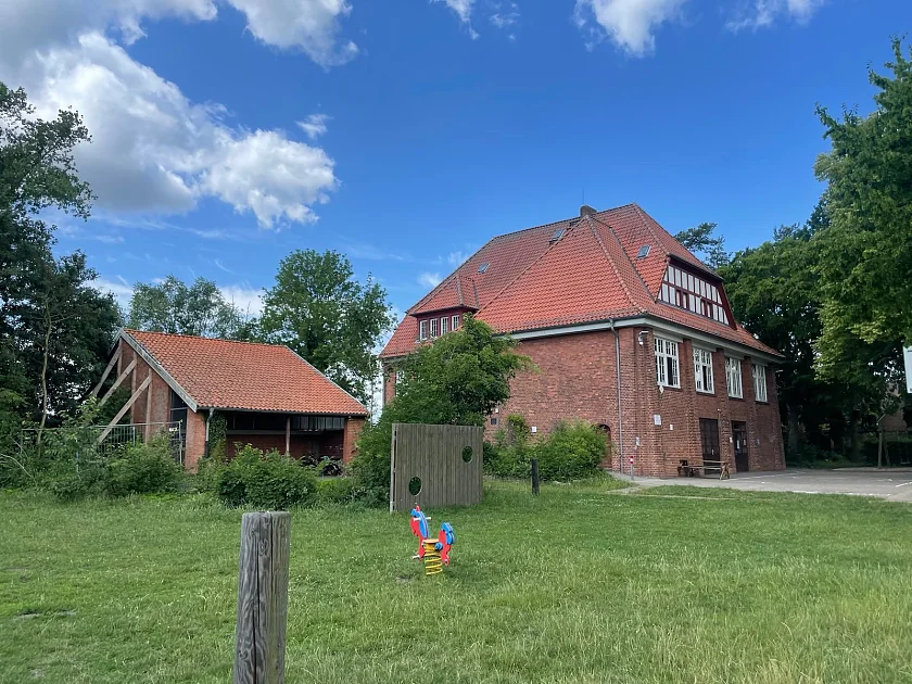 Hier siehst du das Schulgebäude vor dem Umbau
